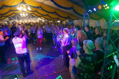 Hunderte Leute feierten in Holte - Bild 56