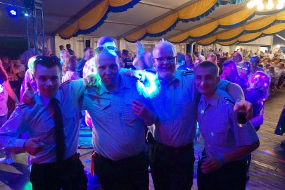 Hunderte Leute feierten in Holte - Bild 60