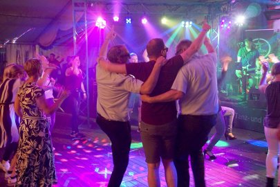 Hunderte Leute feierten in Holte - Bild 64