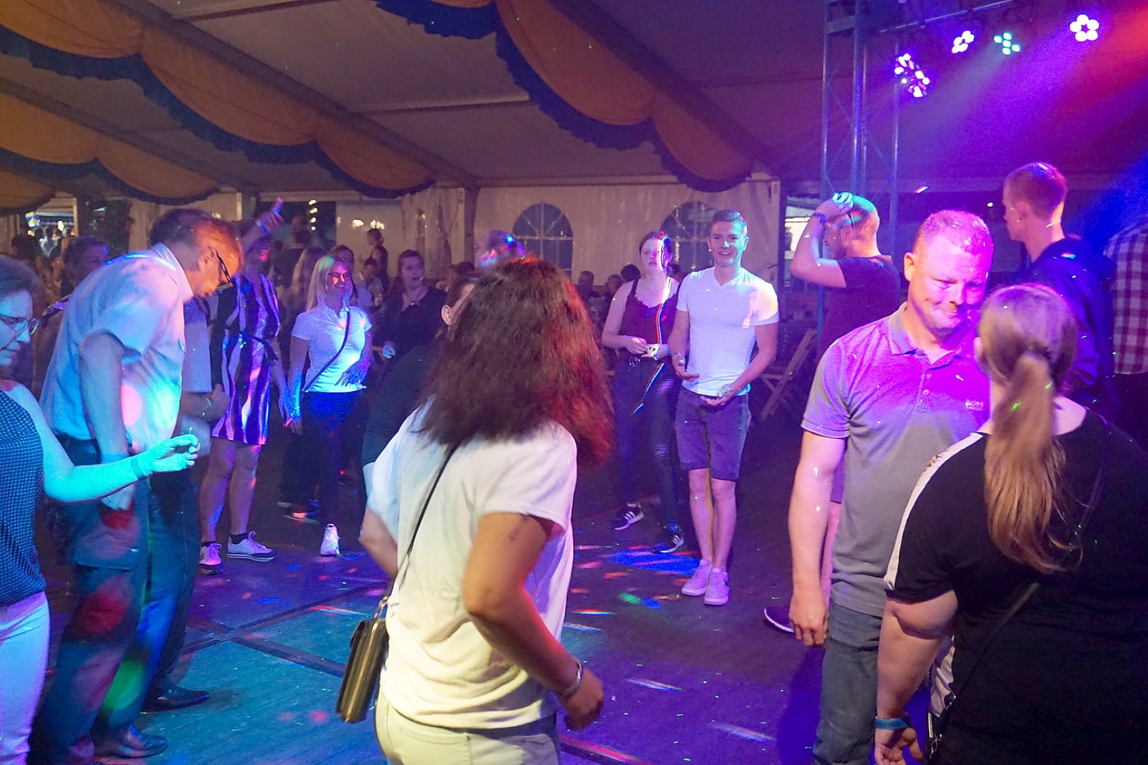 Hunderte Leute feierten in Holte - Bild 65