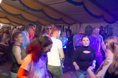 Hunderte Leute feierten in Holte - Bild 68