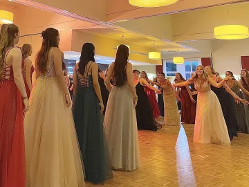 Fehntjer Abiturienten feierten in Abendgardrobe - Bild 4