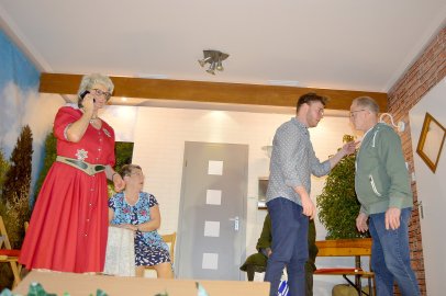 Theatergruppe Ihren feierte Premiere - Bild 56