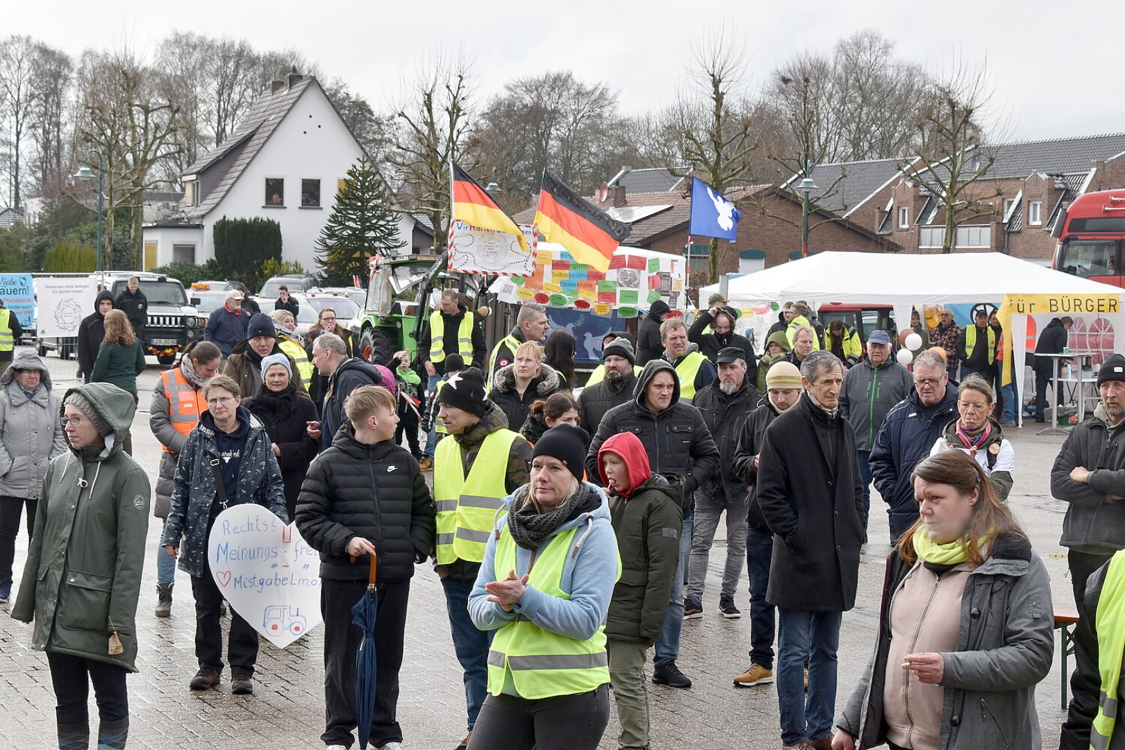 Bilder von der Kundgebung In Rhauderfehn - Bild 15