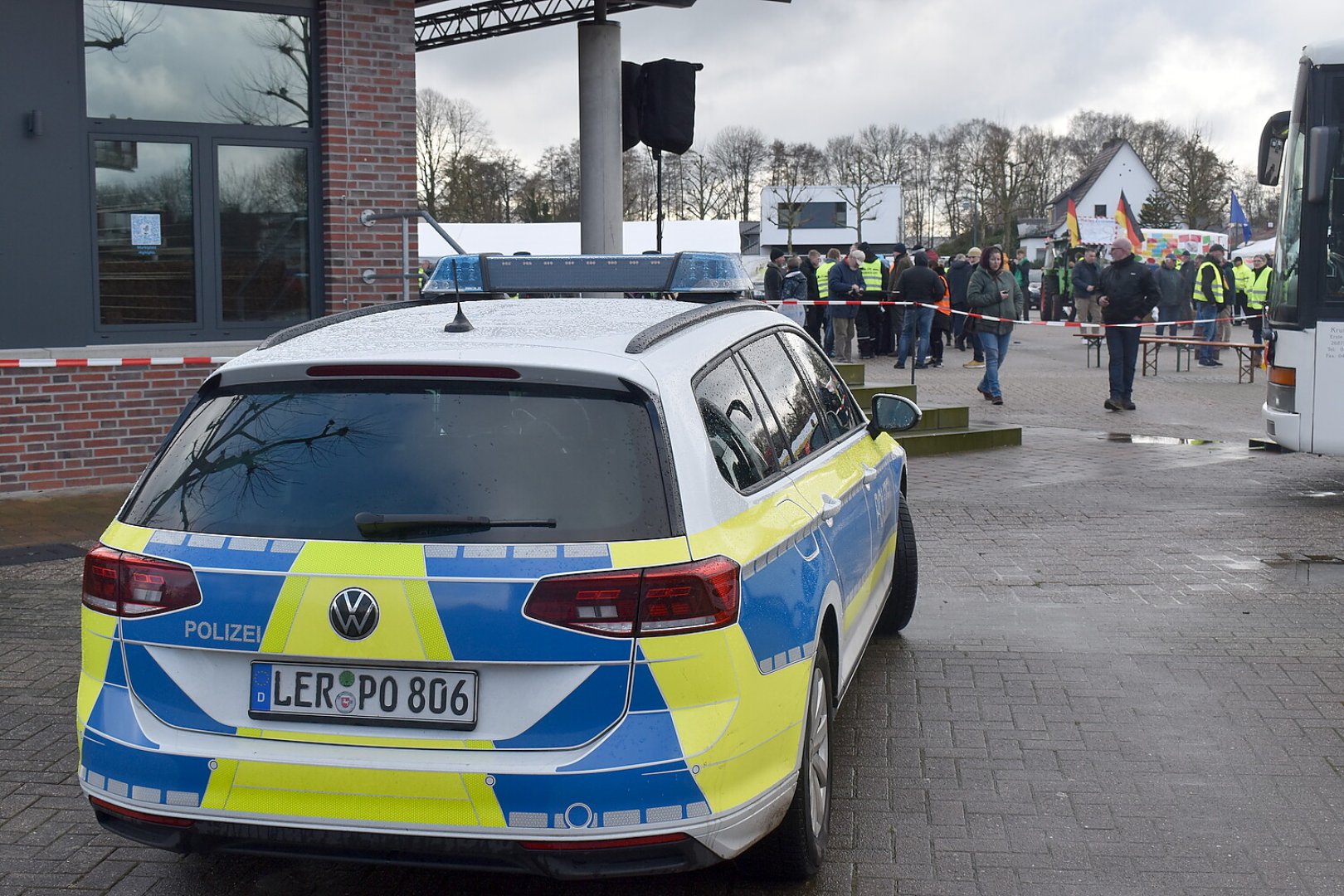 Bilder von der Kundgebung In Rhauderfehn - Bild 23