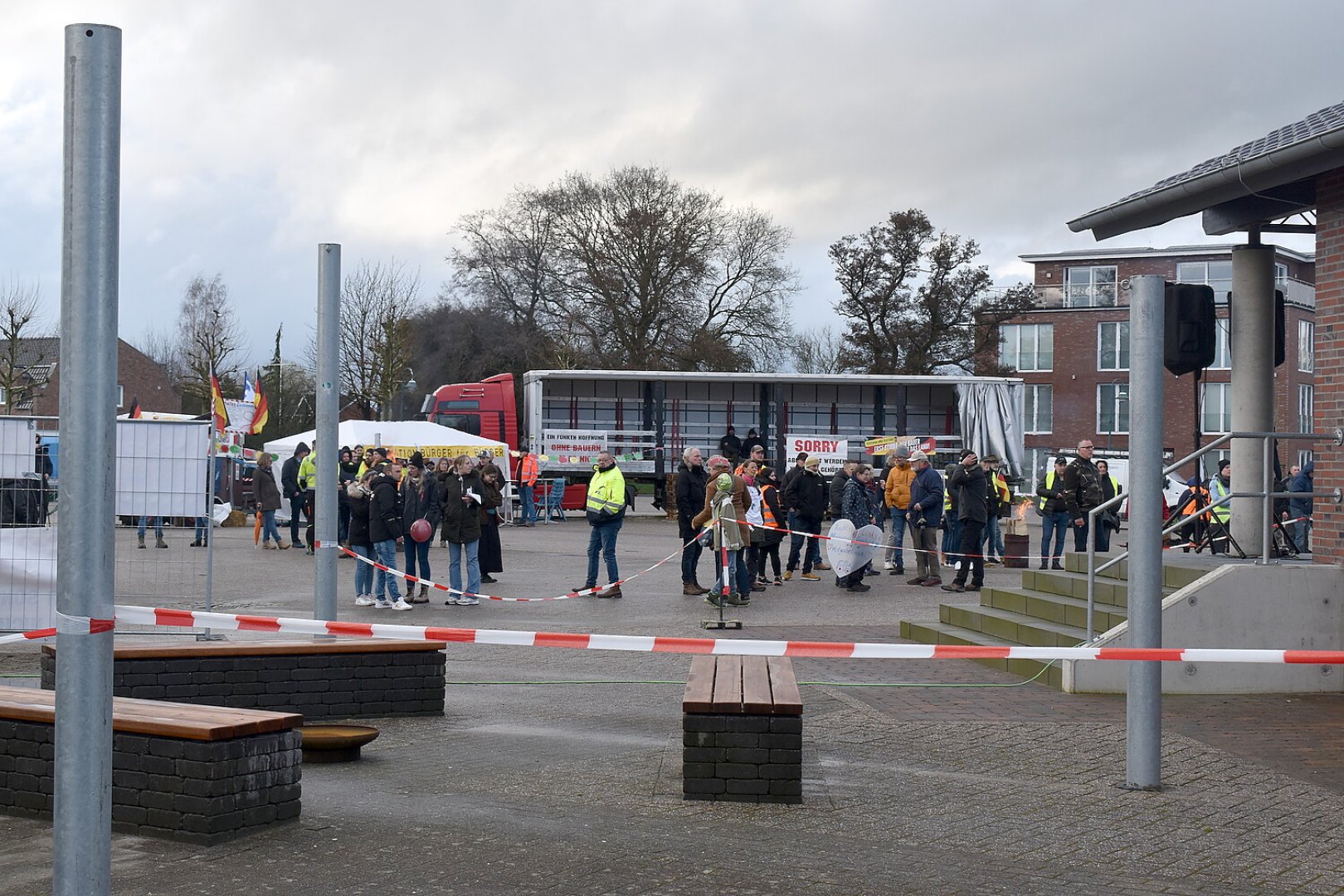 Bilder von der Kundgebung In Rhauderfehn - Bild 31