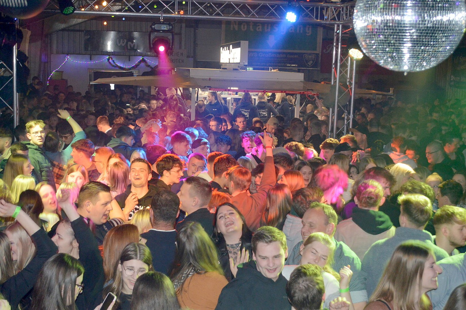 Ausgelassene Stimmung auf der Scheunenfete - Bild 1