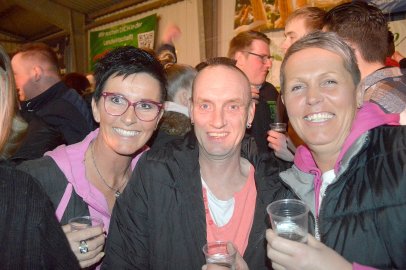 Ausgelassene Stimmung auf der Scheunenfete - Bild 3