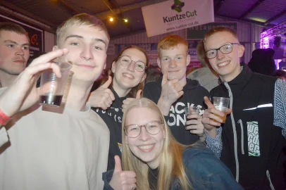 Ausgelassene Stimmung auf der Scheunenfete - Bild 4