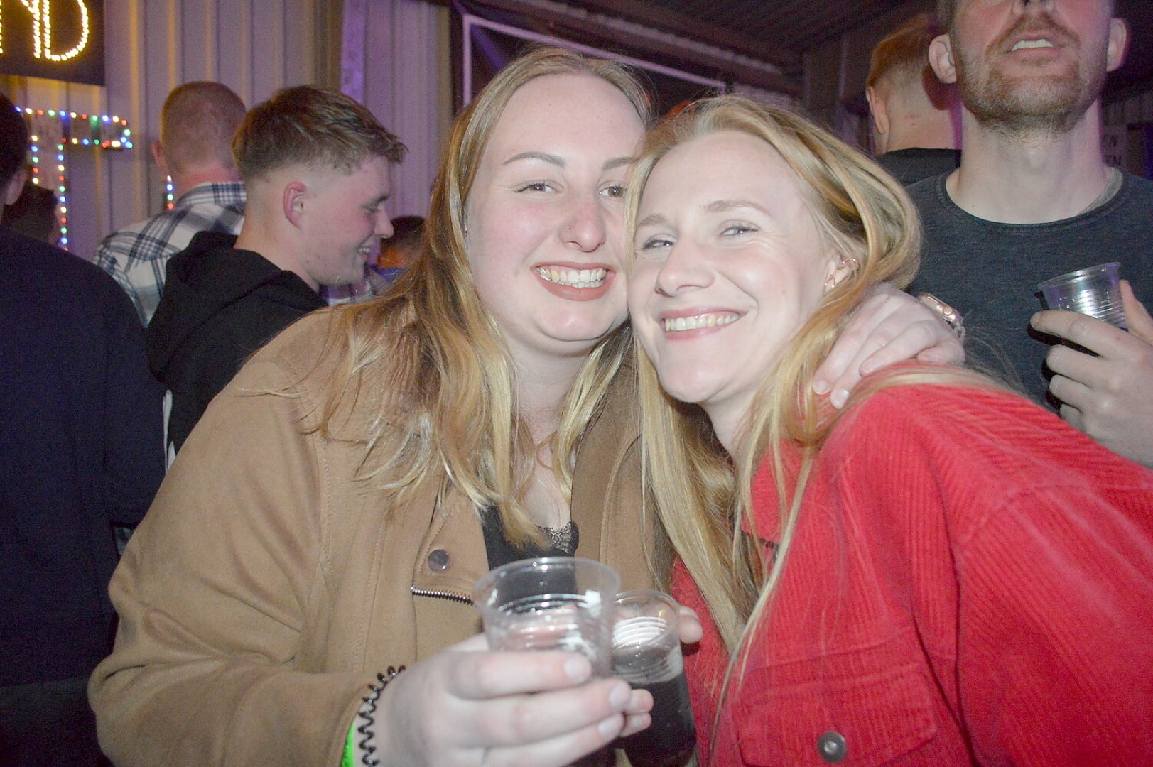 Ausgelassene Stimmung auf der Scheunenfete - Bild 7