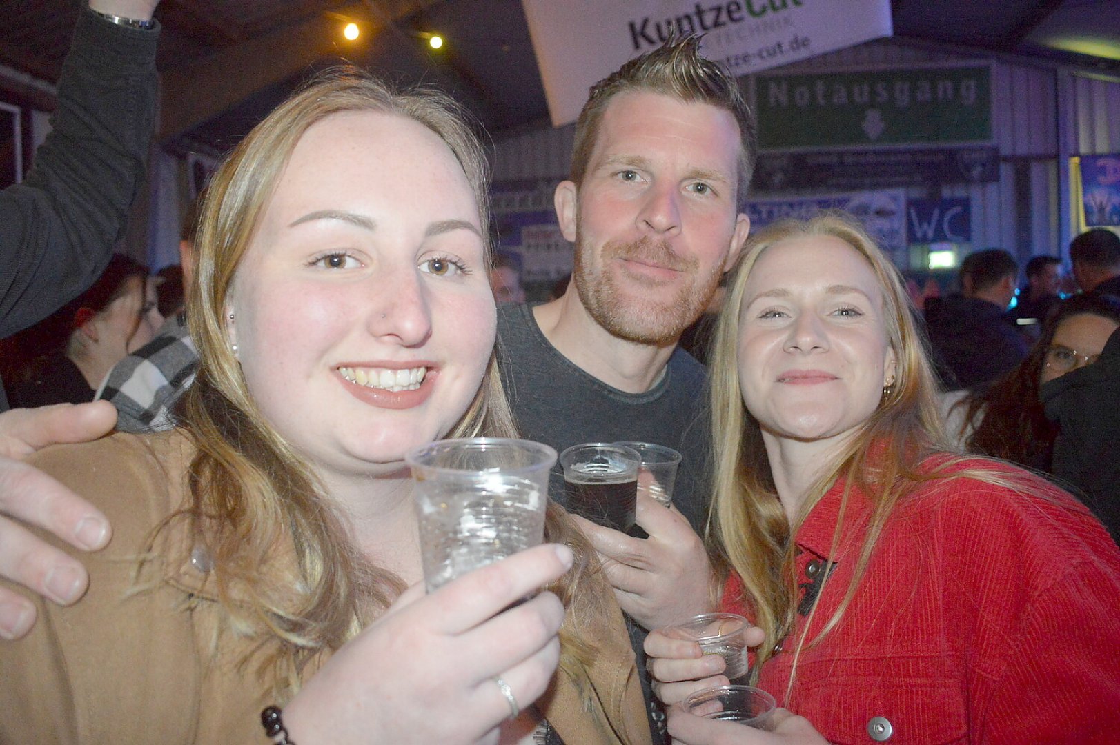 Ausgelassene Stimmung auf der Scheunenfete - Bild 8