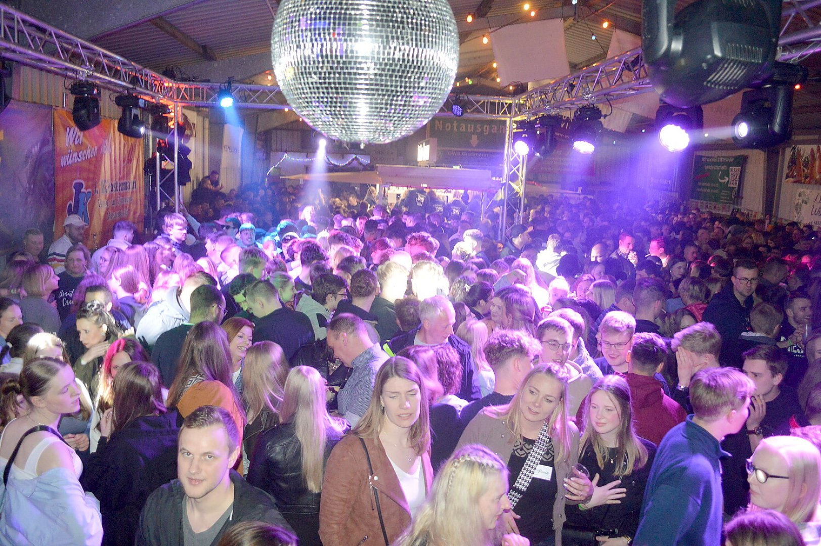 Ausgelassene Stimmung auf der Scheunenfete - Bild 18