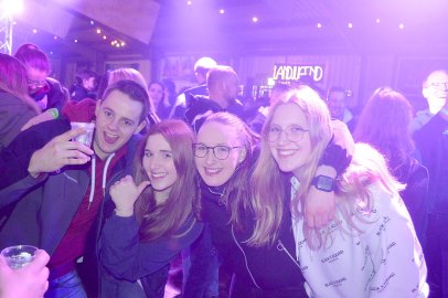 Ausgelassene Stimmung auf der Scheunenfete - Bild 21