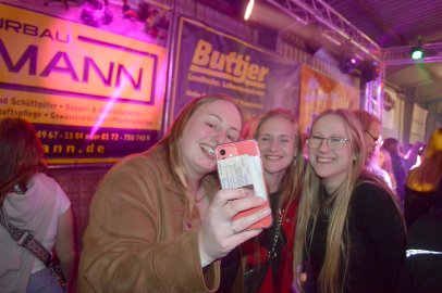 Ausgelassene Stimmung auf der Scheunenfete - Bild 22