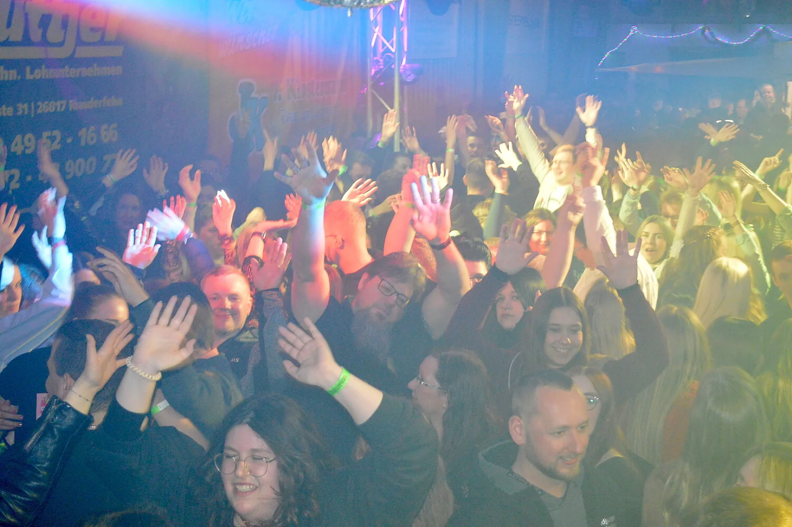 Ausgelassene Stimmung auf der Scheunenfete - Bild 38