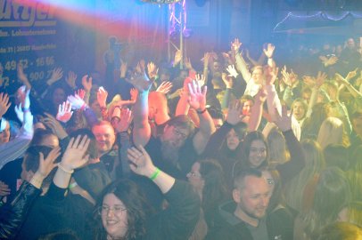 Ausgelassene Stimmung auf der Scheunenfete - Bild 38