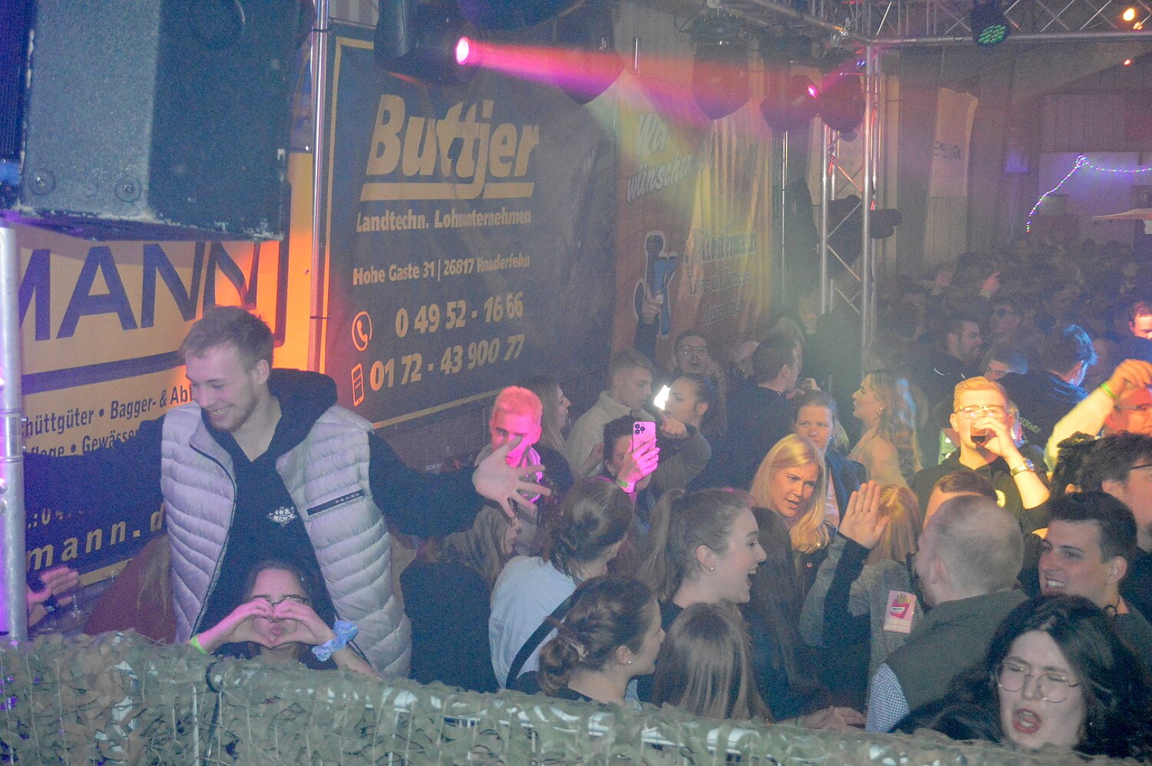 Ausgelassene Stimmung auf der Scheunenfete - Bild 46