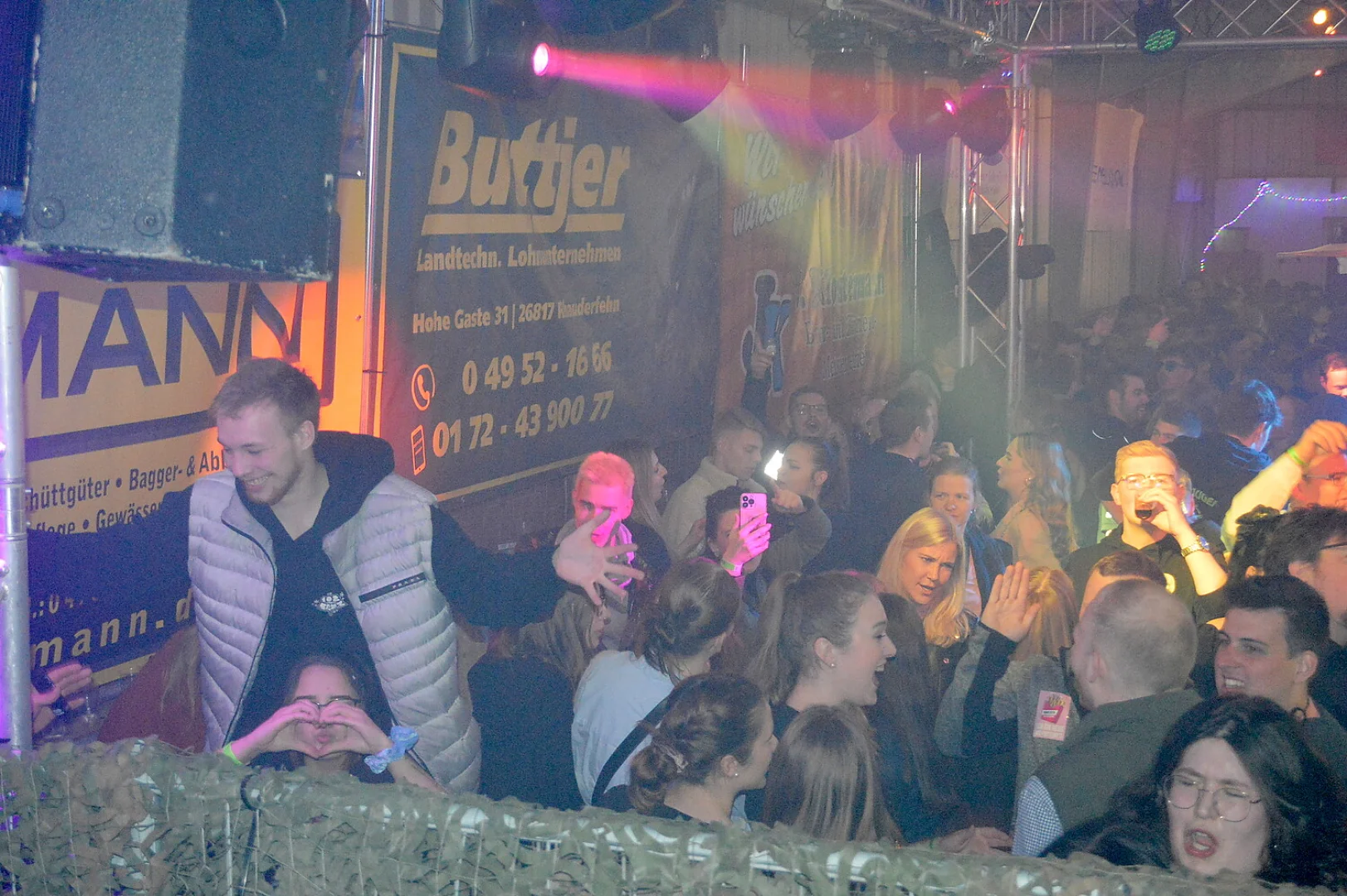 Ausgelassene Stimmung auf der Scheunenfete - Bild 46