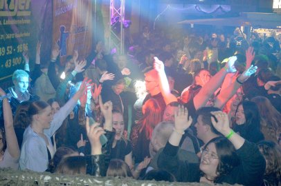 Ausgelassene Stimmung auf der Scheunenfete - Bild 48