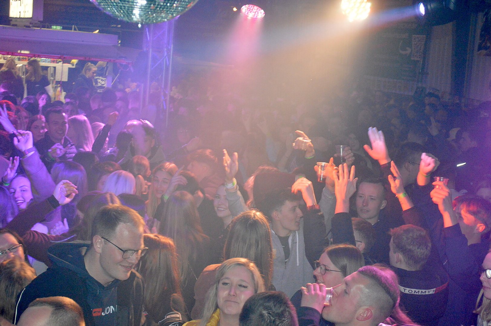 Ausgelassene Stimmung auf der Scheunenfete - Bild 49
