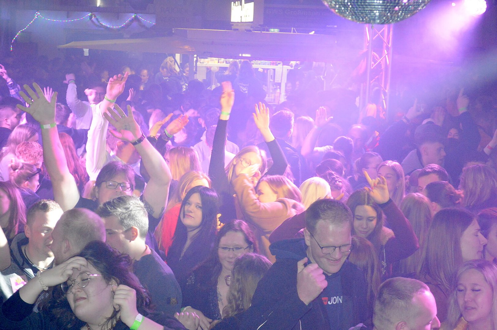 Ausgelassene Stimmung auf der Scheunenfete - Bild 51