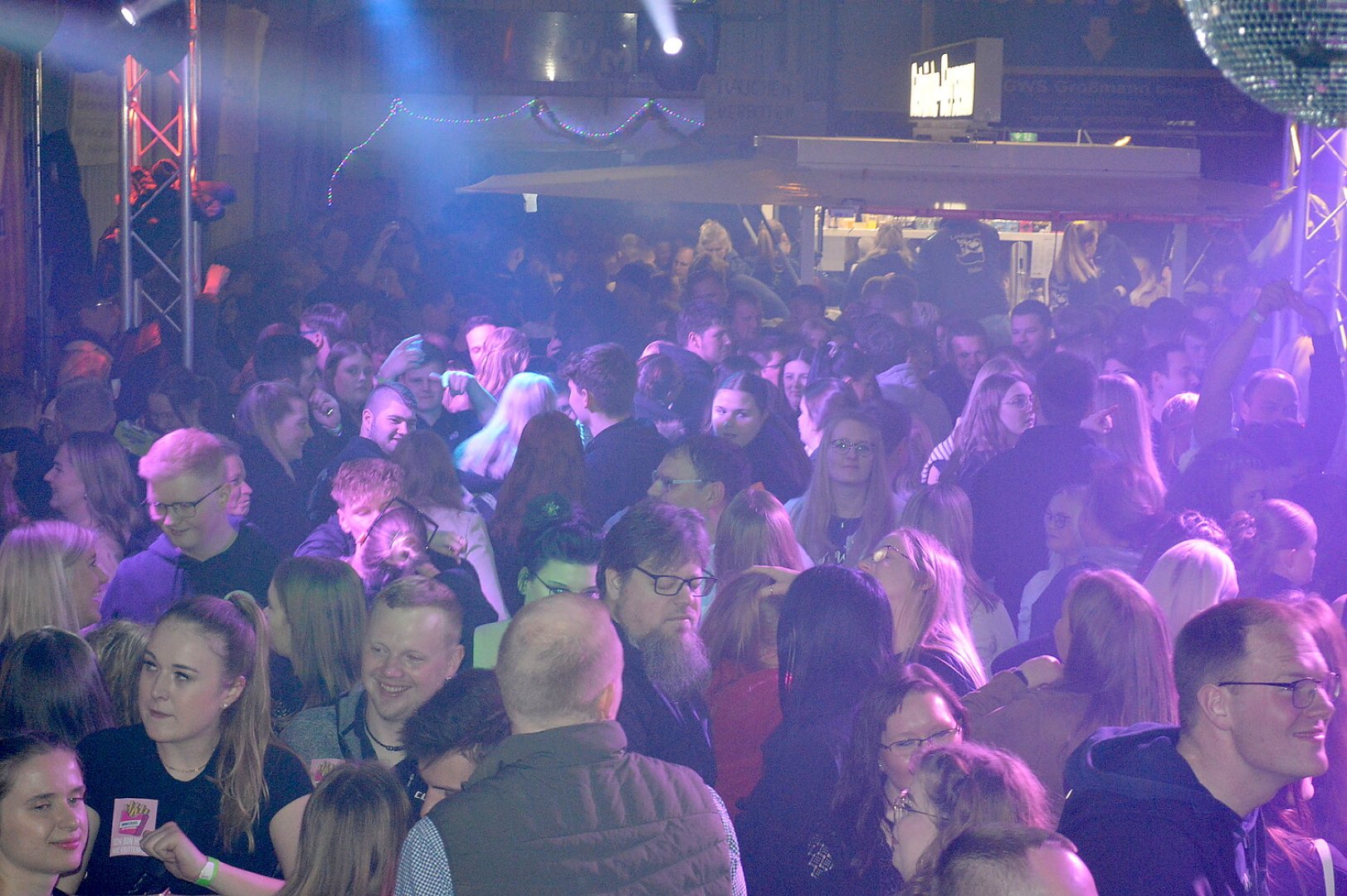 Ausgelassene Stimmung auf der Scheunenfete - Bild 52