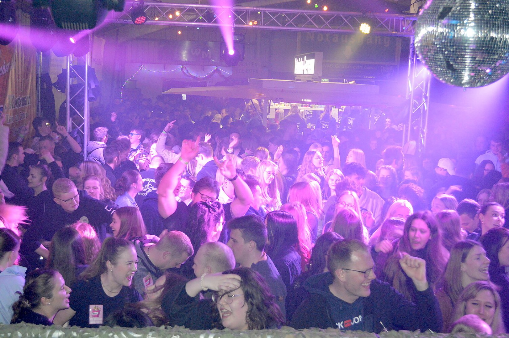 Ausgelassene Stimmung auf der Scheunenfete - Bild 54