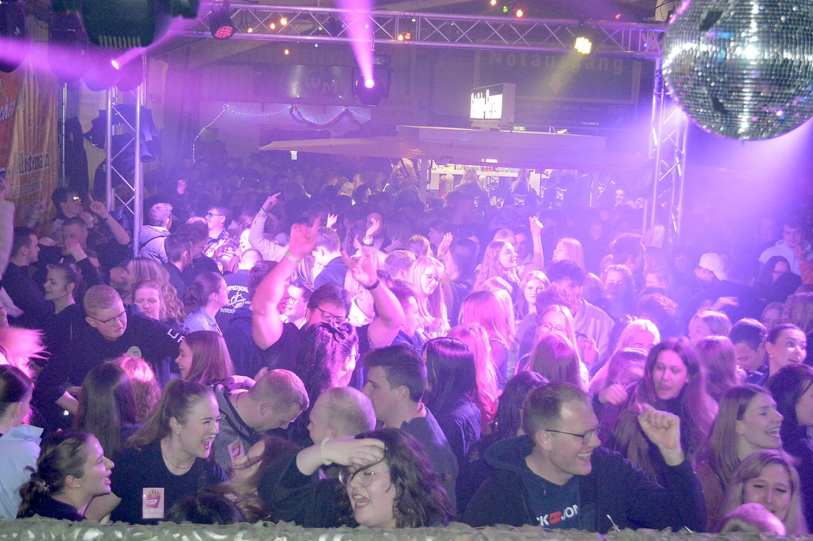 Ausgelassene Stimmung auf der Scheunenfete - Bild 54