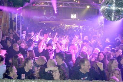 Ausgelassene Stimmung auf der Scheunenfete - Bild 54