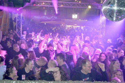Ausgelassene Stimmung auf der Scheunenfete - Bild 54