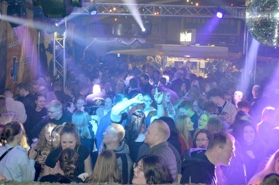 Ausgelassene Stimmung auf der Scheunenfete - Bild 55