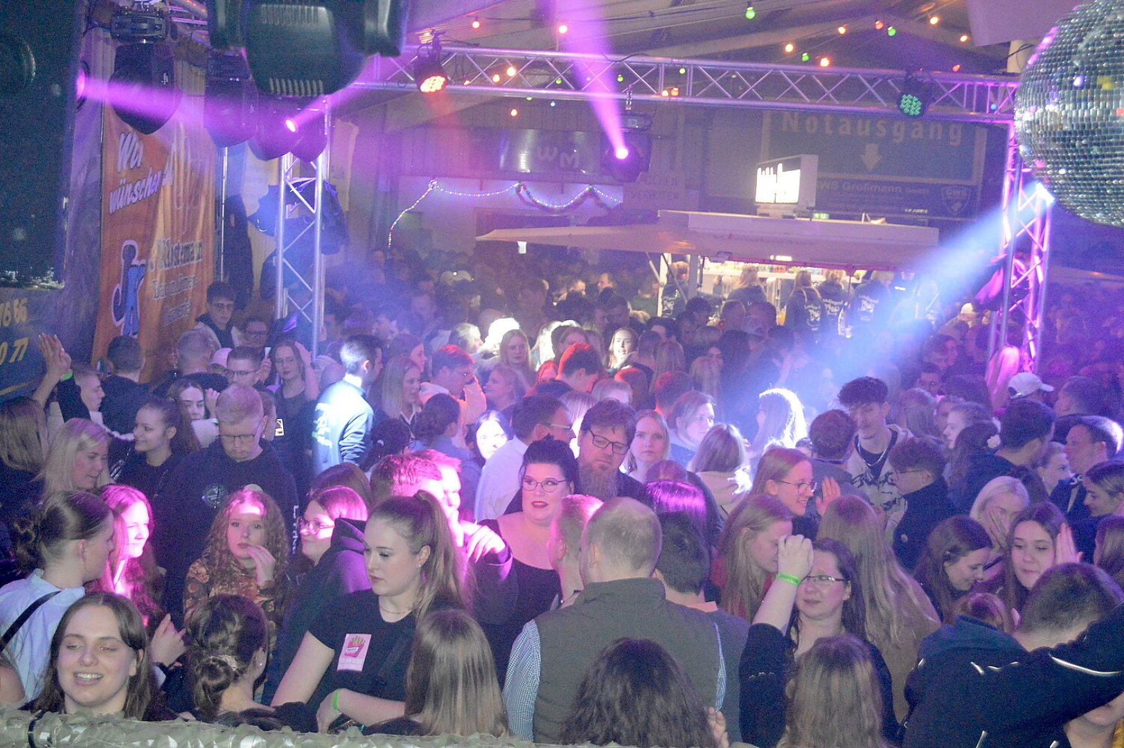 Ausgelassene Stimmung auf der Scheunenfete - Bild 56