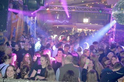 Ausgelassene Stimmung auf der Scheunenfete - Bild 56