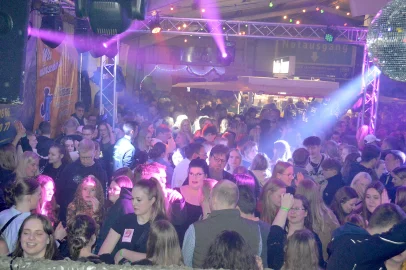 Ausgelassene Stimmung auf der Scheunenfete - Bild 56