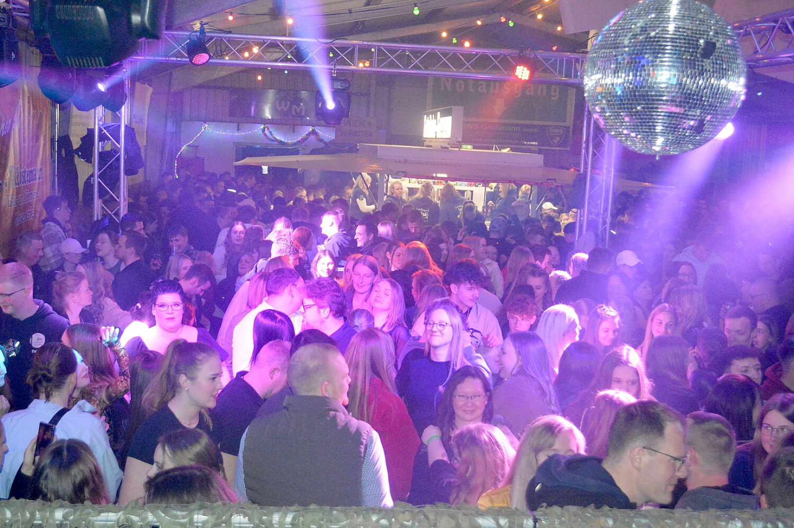 Ausgelassene Stimmung auf der Scheunenfete - Bild 57