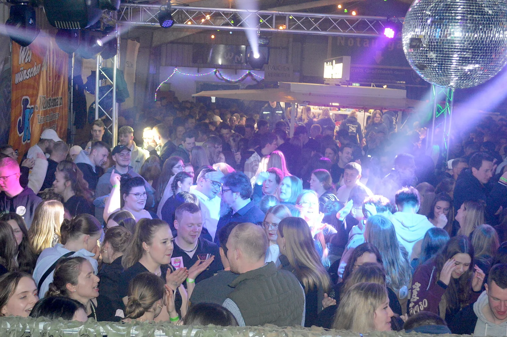 Ausgelassene Stimmung auf der Scheunenfete - Bild 58
