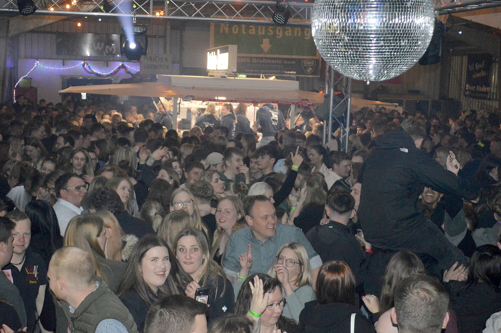 Ausgelassene Stimmung auf der Scheunenfete - Bild 62