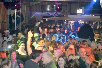 Ausgelassene Stimmung auf der Scheunenfete - Bild 64