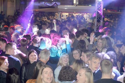 Ausgelassene Stimmung auf der Scheunenfete - Bild 72