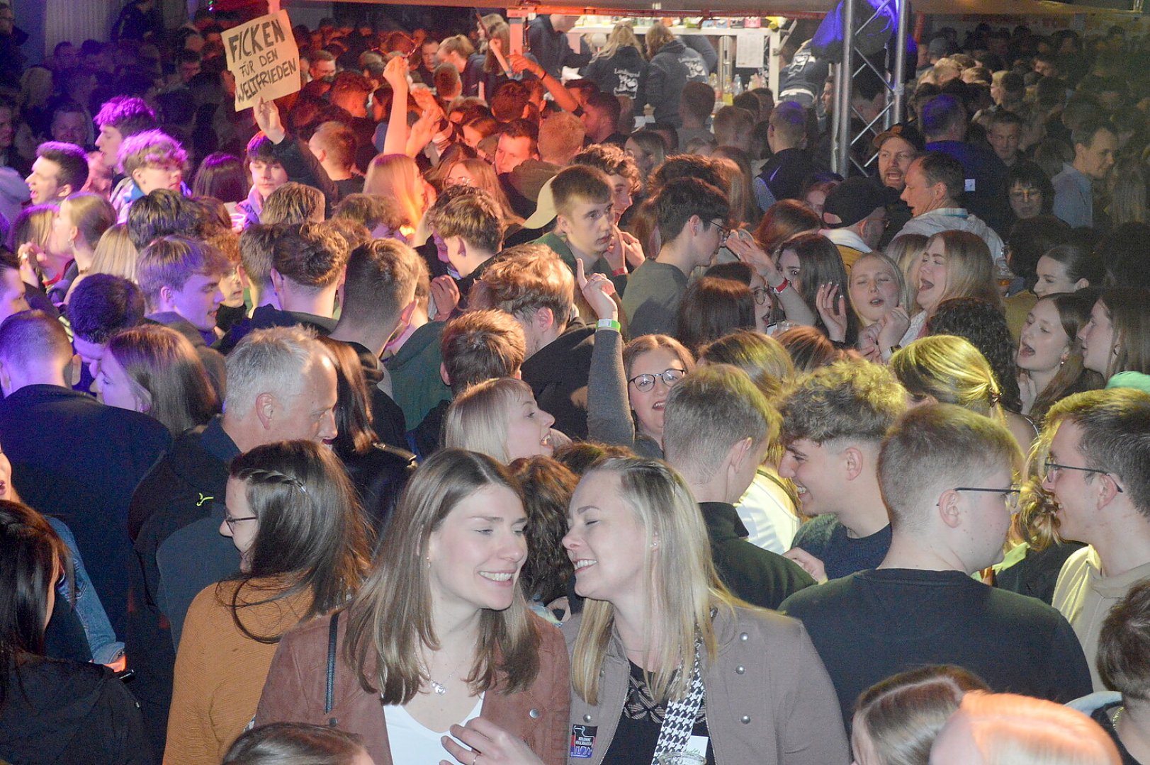 Ausgelassene Stimmung auf der Scheunenfete - Bild 73