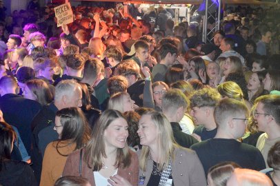 Ausgelassene Stimmung auf der Scheunenfete - Bild 73