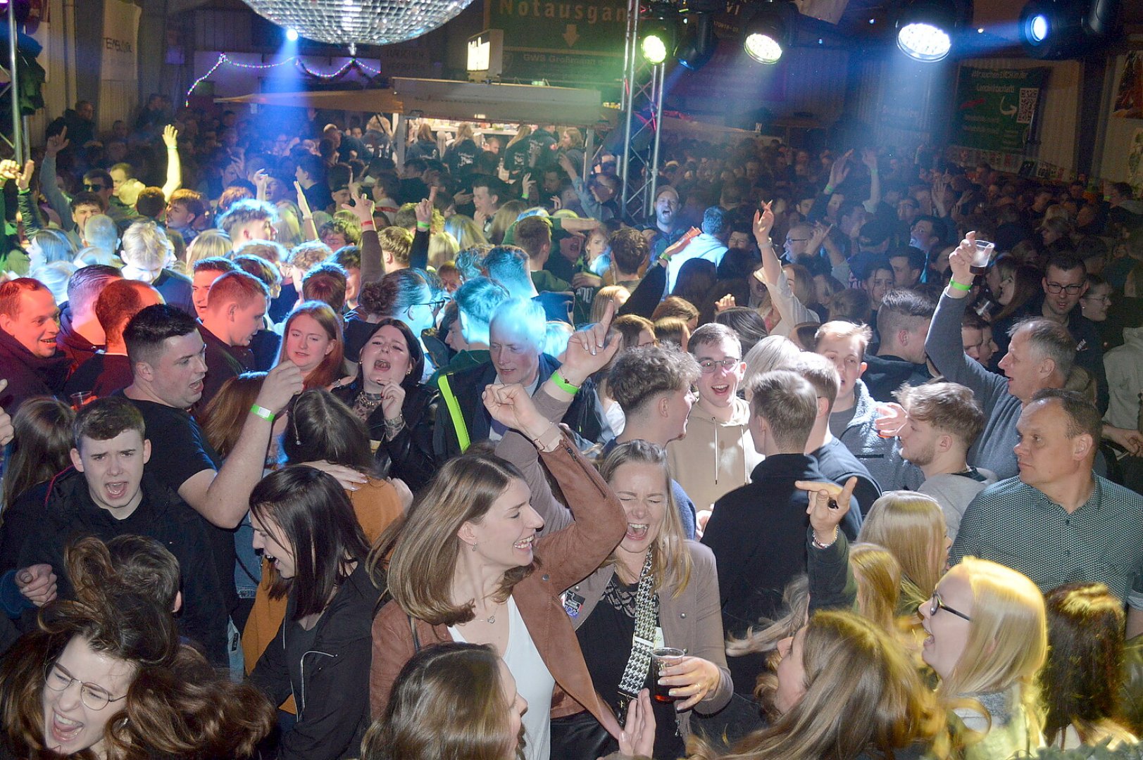 Ausgelassene Stimmung auf der Scheunenfete - Bild 74