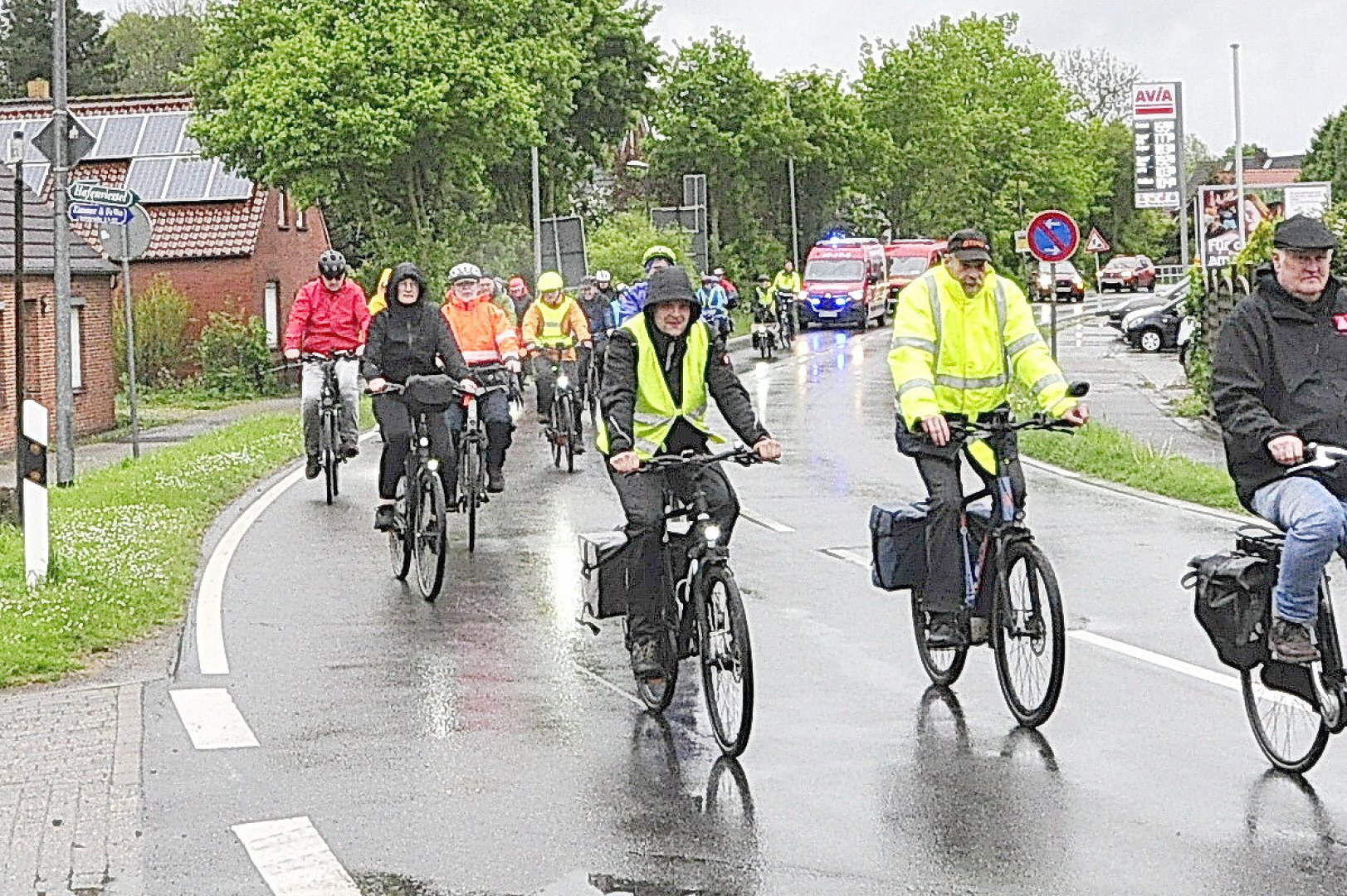 Fahrradkorso von Oldersum nach Riepe im Regen - Bild 1
