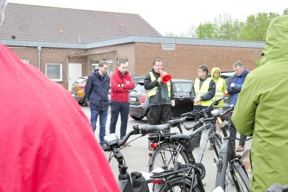 Fahrradkorso von Oldersum nach Riepe im Regen - Bild 2
