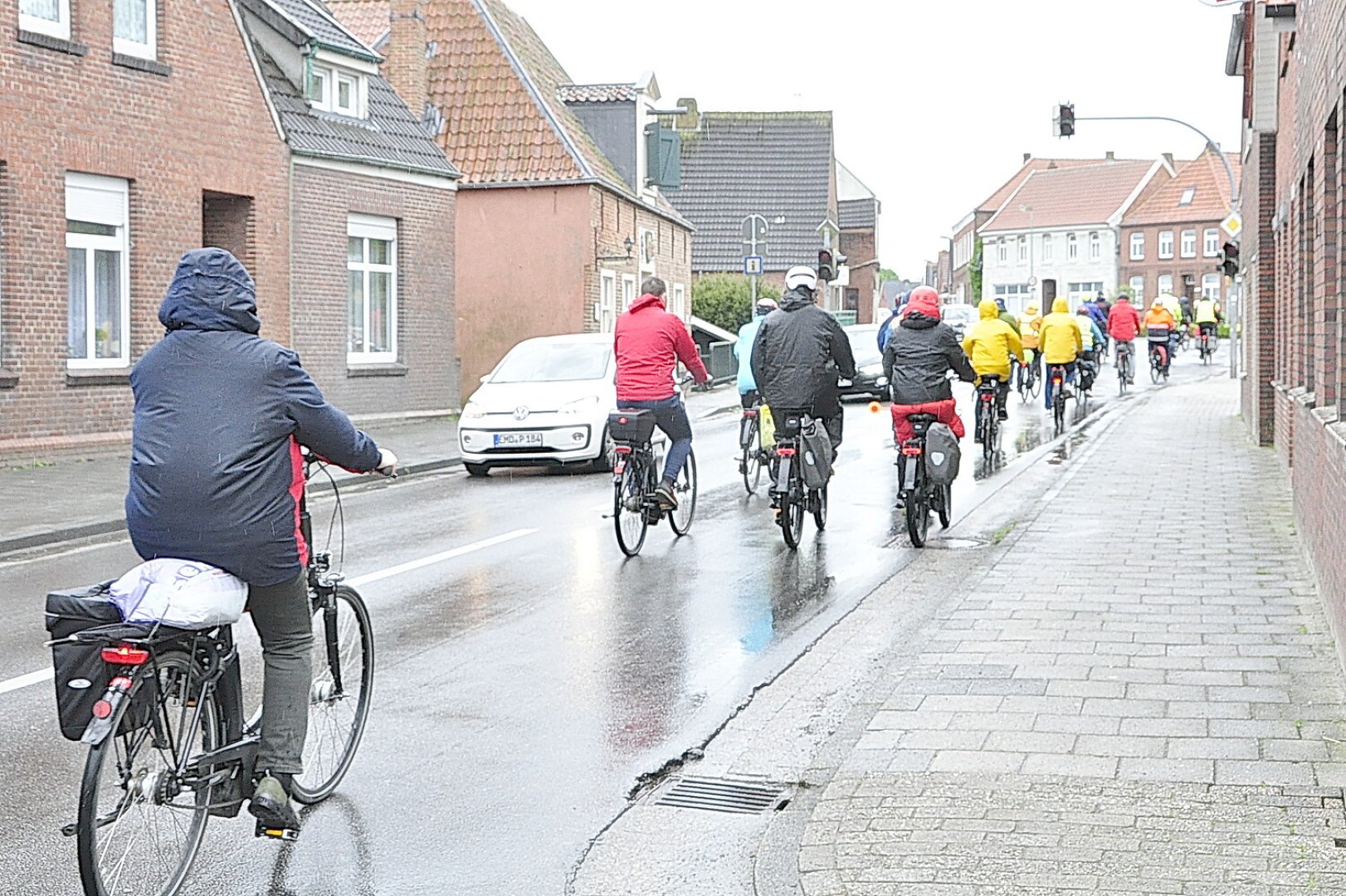 Fahrradkorso von Oldersum nach Riepe im Regen - Bild 7