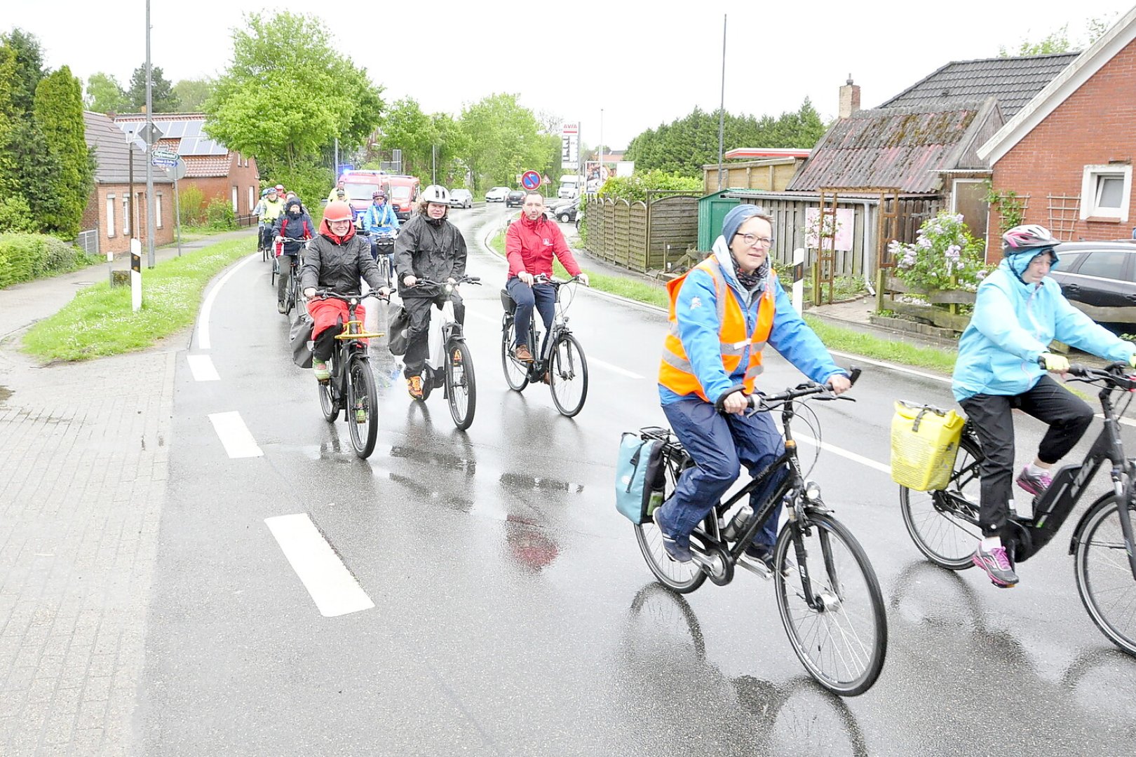 Fahrradkorso von Oldersum nach Riepe im Regen - Bild 8