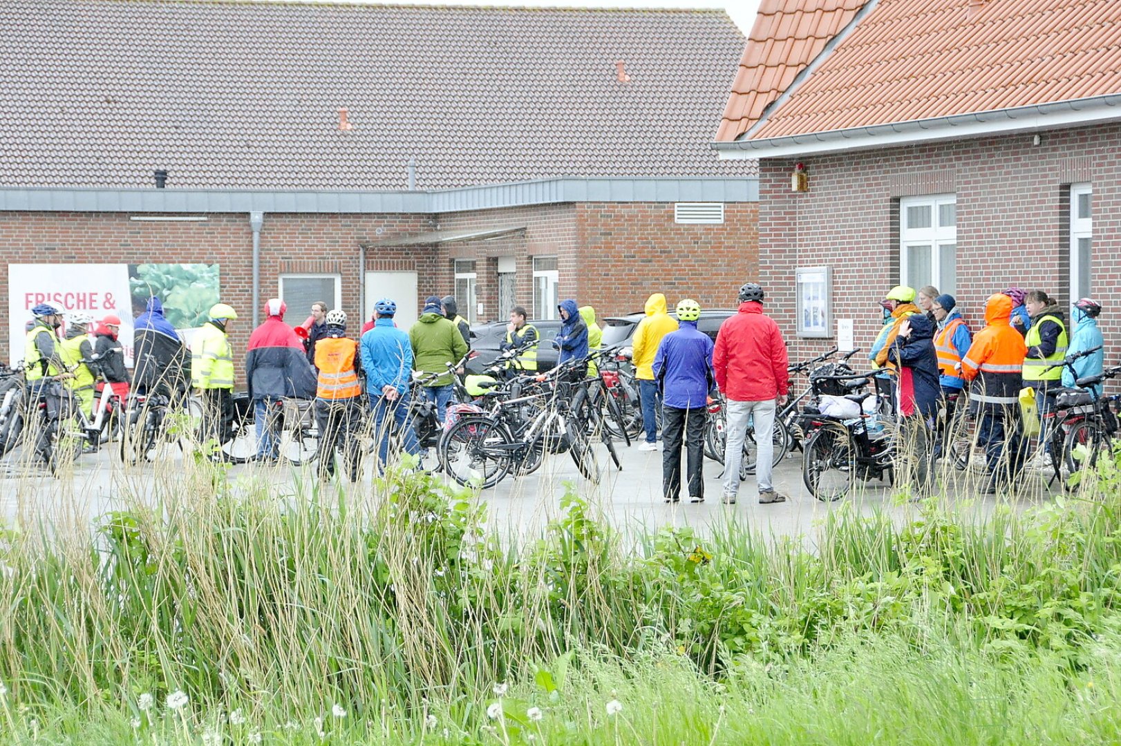 Fahrradkorso von Oldersum nach Riepe im Regen - Bild 11