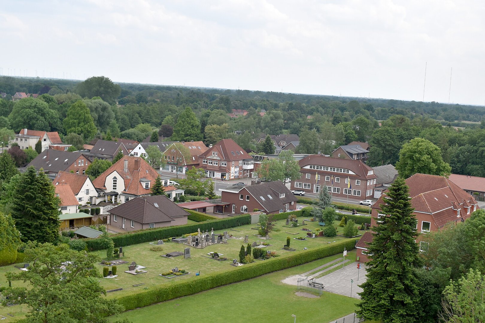 Blick von oben auf den Fehntjer Markt und auf Rhauderfehn - Bild 1