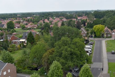 Blick von oben auf den Fehntjer Markt und auf Rhauderfehn - Bild 2