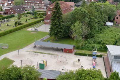 Blick von oben auf den Fehntjer Markt und auf Rhauderfehn - Bild 3